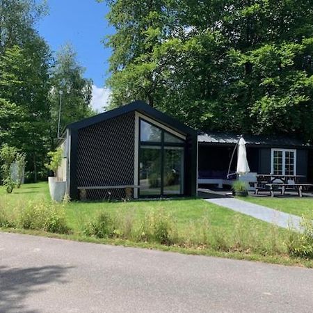 Luxe Chalet In Oosterwolde In Friesland, Op Rustig Park Met Uitzicht Op Meer En Strandje Exterior photo