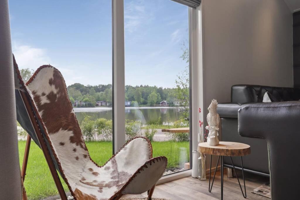 Luxe Chalet In Oosterwolde In Friesland, Op Rustig Park Met Uitzicht Op Meer En Strandje Exterior photo