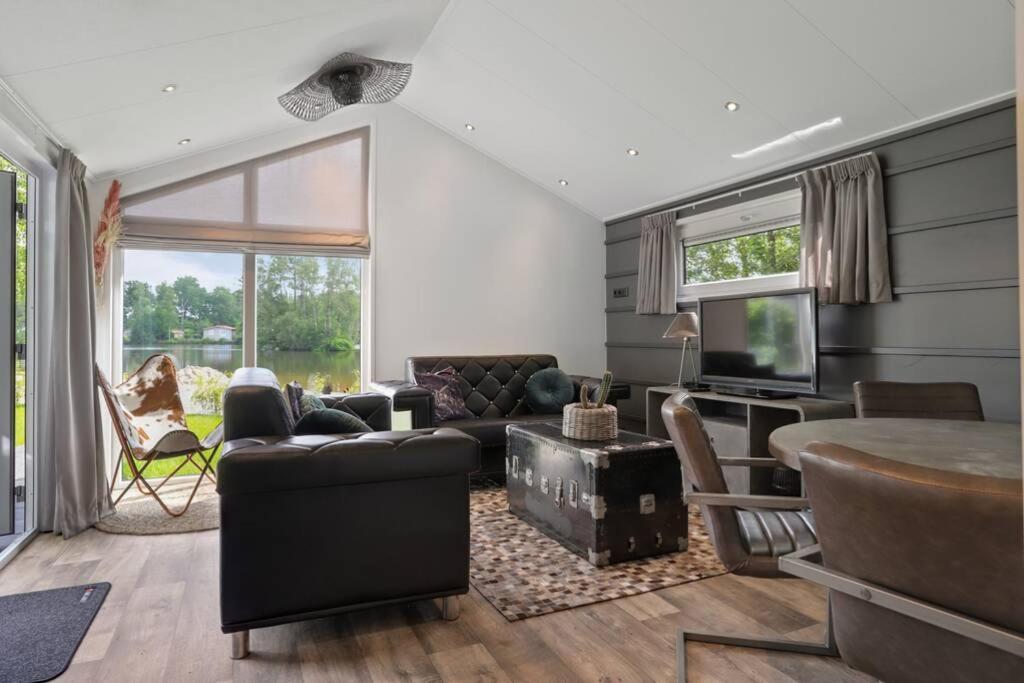 Luxe Chalet In Oosterwolde In Friesland, Op Rustig Park Met Uitzicht Op Meer En Strandje Exterior photo